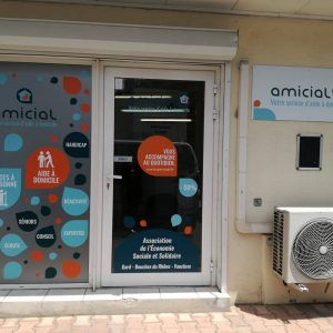 Amicial Vitrine Arles Agence Communication Desi-gn